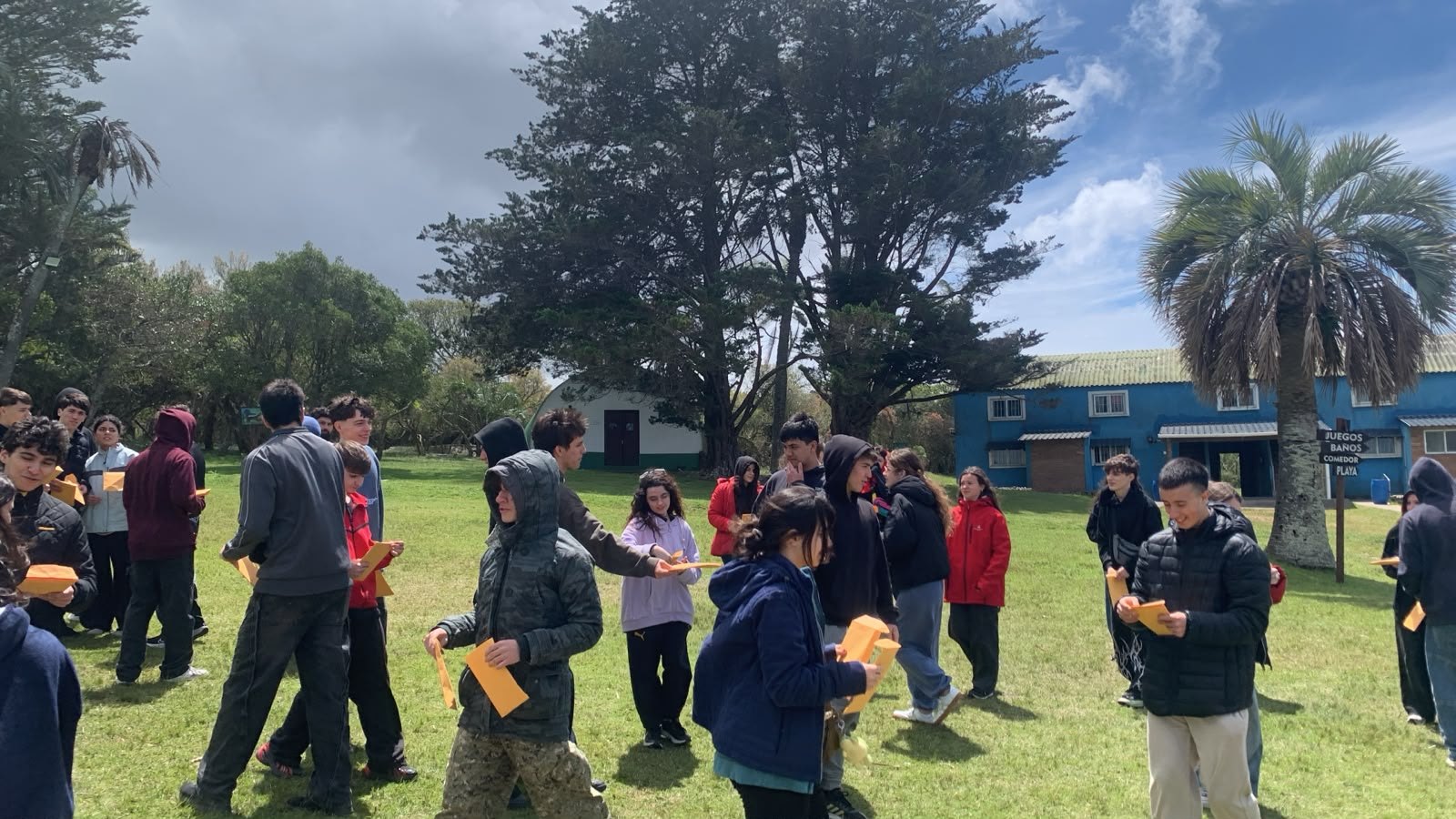 Estudiantes participando de un juego al aire libre en el campamento