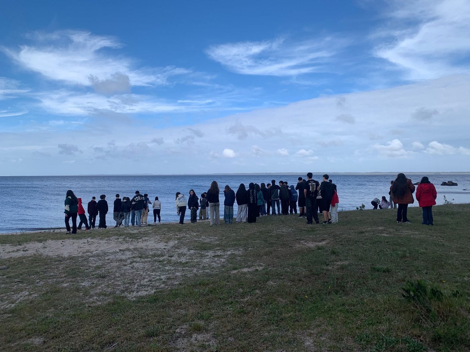 Estudiantes frente a la Laguna Negra