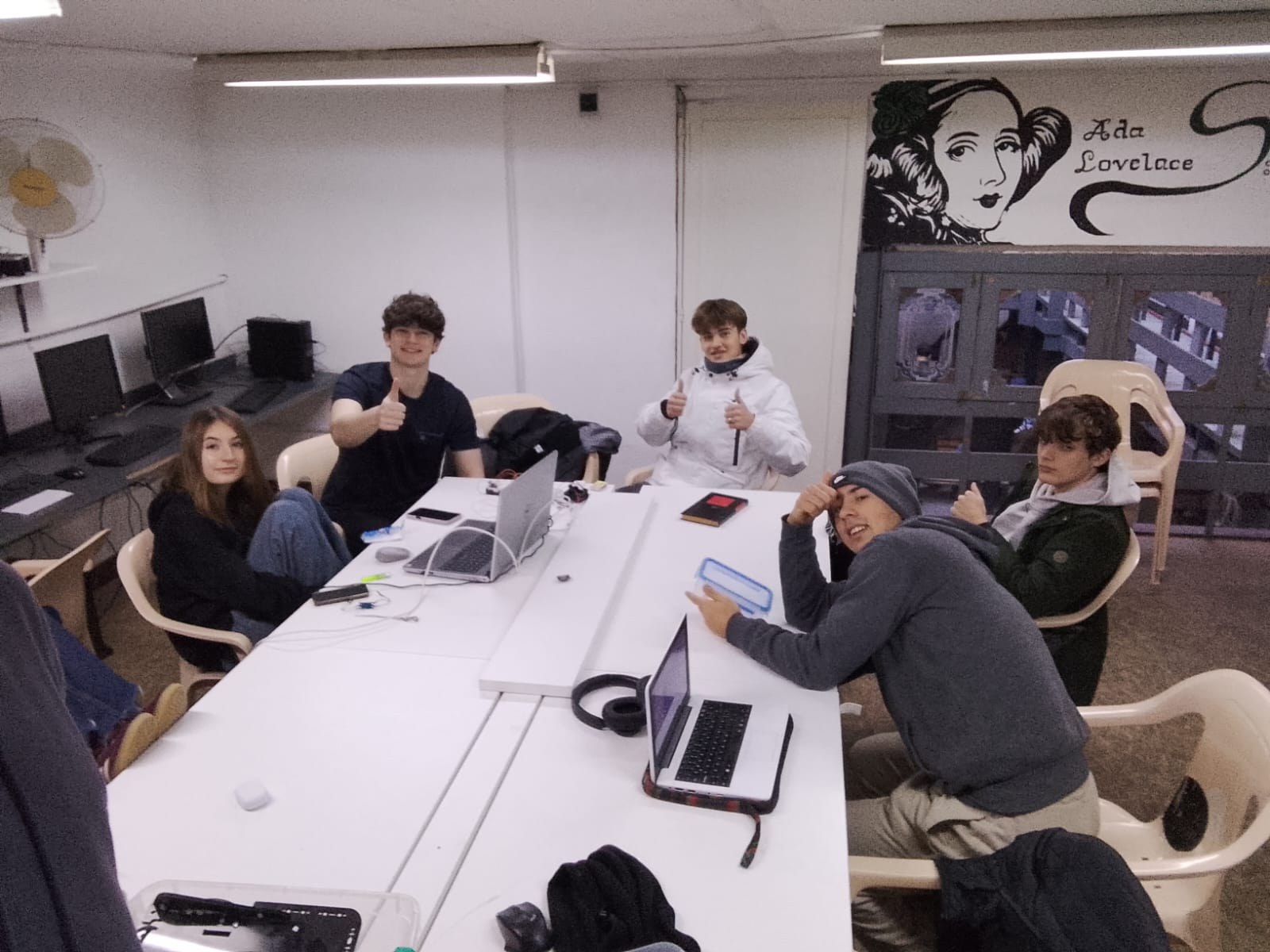 Estudiantes del equipo Sanfetíficos trabajando en su proyecto en el aula