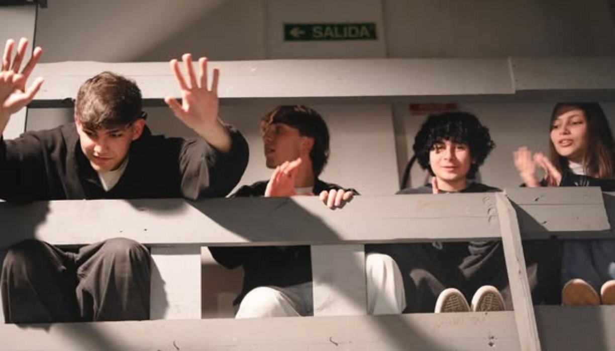Estudiantes en la baranda durante una presentación