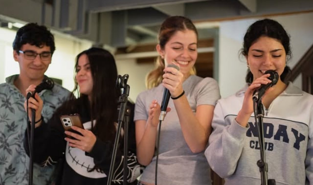 Estudiantes cantando en la Varieté