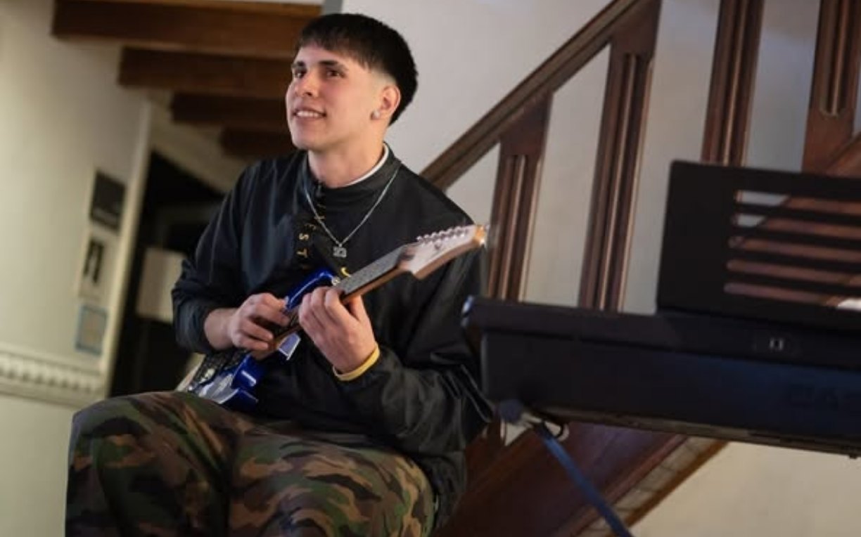 Estudiante tocando la guitarra eléctrica